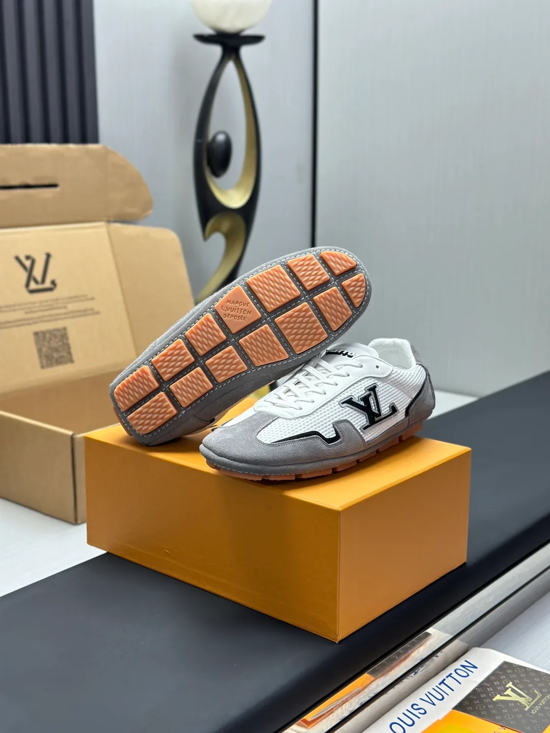 👟👟Ex-factory price 680👟👟 (Top version fully packaged) LV Louis Vuitton L Family Donkey Brand Latest Rally Series Mesh Casual Sports Shoes Doudou Shoes Original purchase, development and production This LV Rally sports shoe is made of suede cow leather and mesh fabric, and a rubber pad outsole is incorporated into the driving shoe configuration, making it a modern choice that is both comfortable and light. The LV letters on the side, the handwritten Louis Vuitton logo on the rear, and the Vuitton logo on the tongue and outsole jointly brand the brand mark. Exquisite packaging at the delivery counter🛍📦 ▪️Fabric: Original customized imported mesh + cowhide ▪️Inner lining: Original customized breathable mesh lining ▪️Outsole: Original molded anti-slip rubber material ▪️Sole thickness: 2CM ▪️Size: Men's 39-45